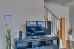 Beautiful 2 Bedroom Fully Furnished Apartment on Harborfront - Image 4