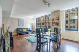 Beautiful 2 Bedroom Fully Furnished Apartment on Harborfront - Image 5
