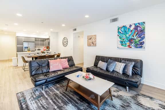 Fully furnished 3 Bedroom Apartment on Poinsettia Place - Image 1