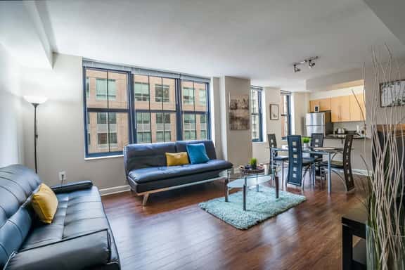 Beautiful 2 Bedroom Fully Furnished Apartment on Harborfront - Image 1