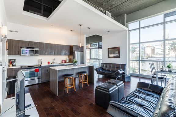 Deluxe Studio in a Glass Walled Building in Hollywood - Amazing View of City - Image 1