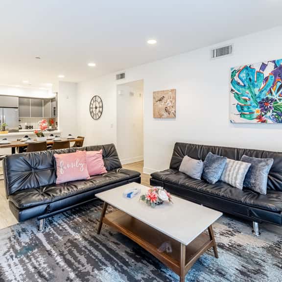 Fully furnished 3 Bedroom Apartment on Poinsettia Place - Image 1