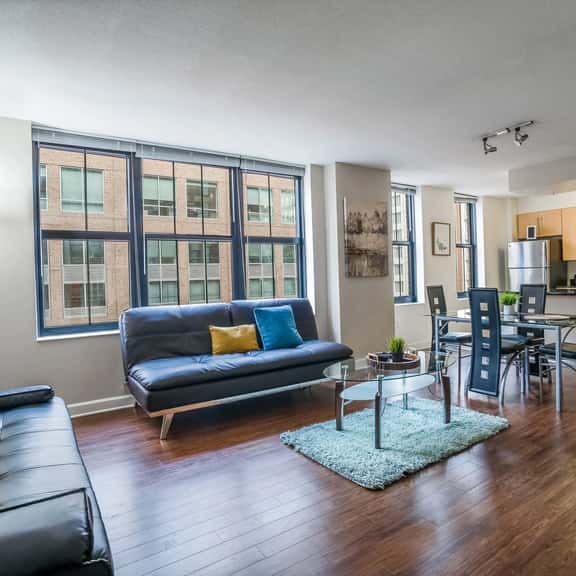 Beautiful 2 Bedroom Fully Furnished Apartment on Harborfront - Image 1