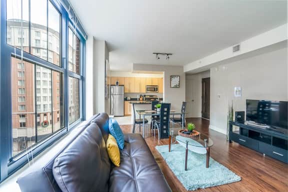 Beautiful 2 Bedroom Fully Furnished Apartment on Harborfront - Image 2