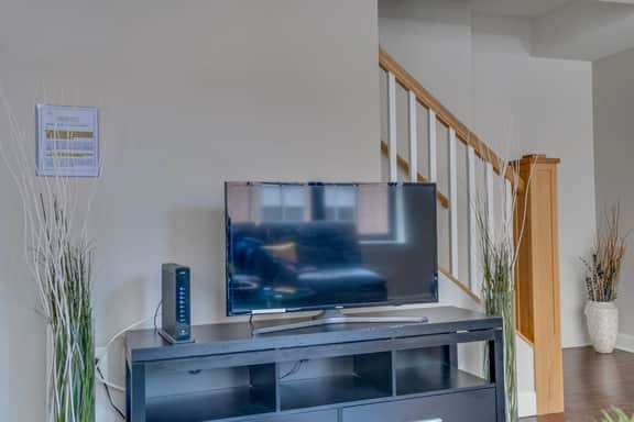Beautiful 2 Bedroom Fully Furnished Apartment on Harborfront - Image 4