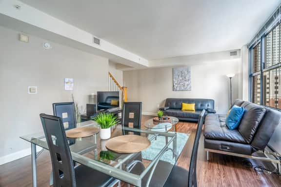 Beautiful 2 Bedroom Fully Furnished Apartment on Harborfront - Image 3