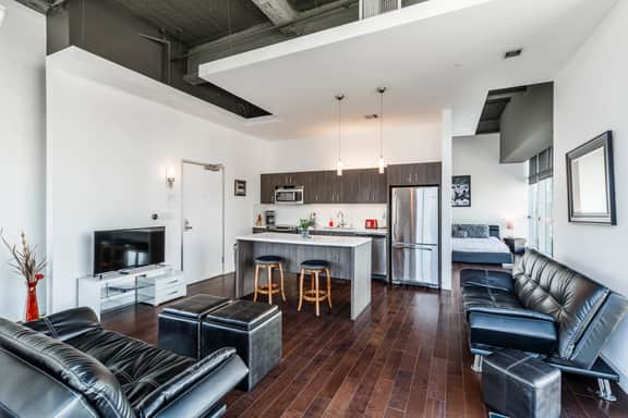 Deluxe Studio in a Glass Walled Building in Hollywood - Amazing View of City - Image 2