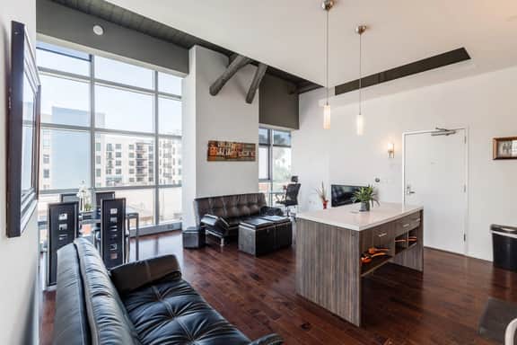 Deluxe Studio in a Glass Walled Building in Hollywood - Amazing View of City - Image 3