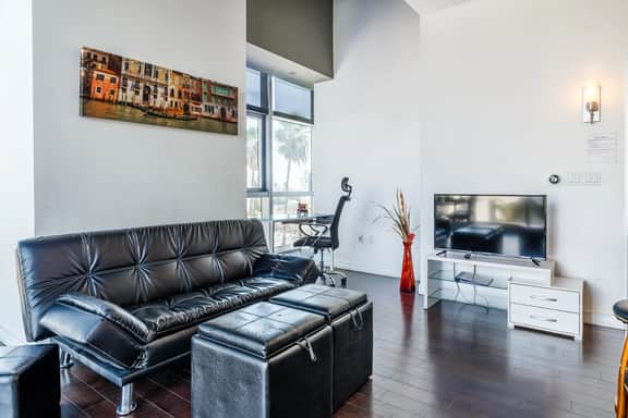 Deluxe Studio in a Glass Walled Building in Hollywood - Amazing View of City - Image 5